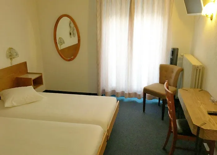 德拉普拉格餐厅酒店 *